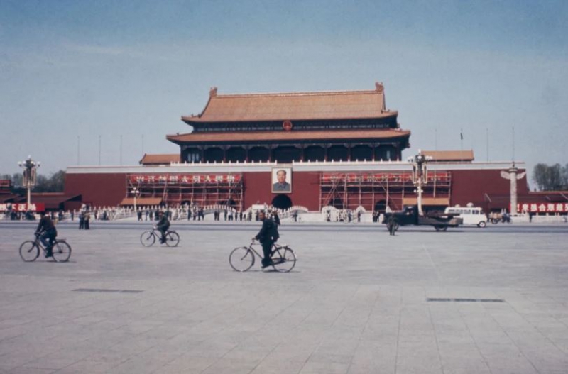 تیان آن من یا "دروازه صلح بهشتی" در انتهای شمالی میدان تیان آن من قرار دارد. این تصویر که در حدود سال 1965 گرفته شده است، دروازه ورود به شهر امپراتوری را نشان می دهد که شامل شهر ممنوعه است.